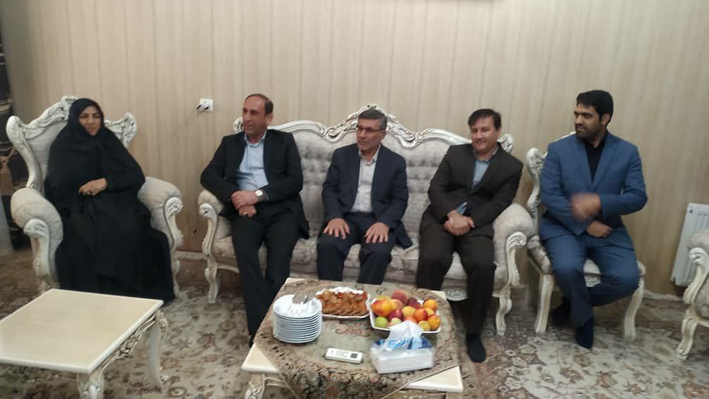 معاون سیاسی امنیتی استاندار ایلام با خانواده شهید جهانبخش و محمد راد دیدار کرد