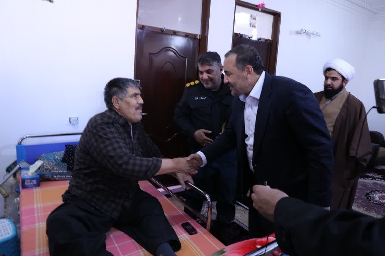 استاندار ایلام در دیدار با جانباز ۷۰ درصد در شهرستان سیروان: