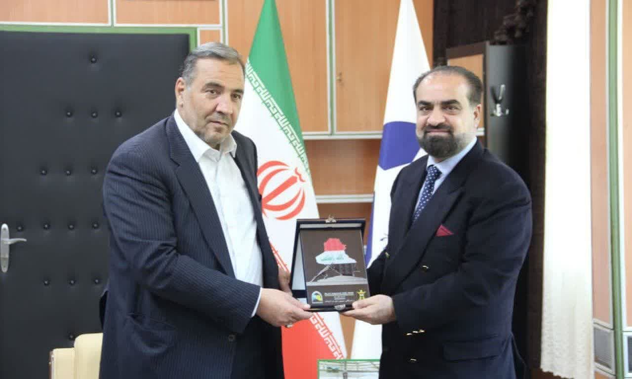 اهدای تندیس ویژه کشور عراق به استاندار ایلام در دیدار سرکنسول عراق در کرمانشاه