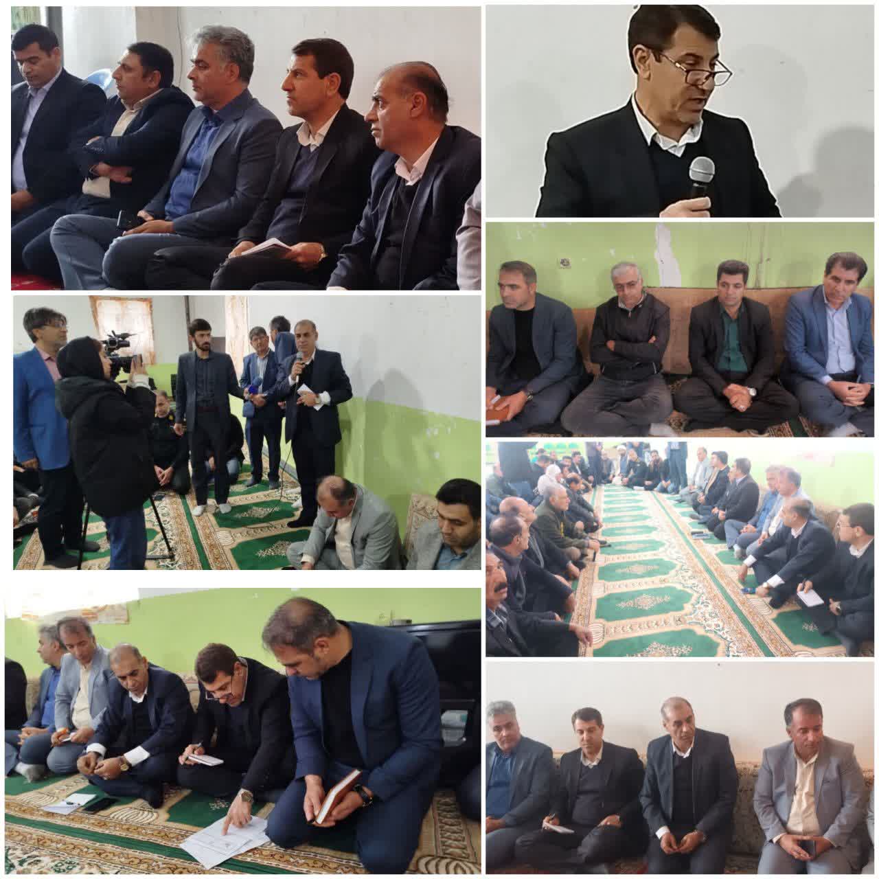 وعده‌های فوری مسئولان به روستای انجیره: پروژه آب در کمتر از یک ماه تکمیل می‌شود   در بازدید میدانی مسئولان ارشد استان ایلام از روستای انجیره شهرستان آبدانان، قول‌های عملی برای رفع فوری مشکلات زیرساختی این منطقه داده شد.  در اقدامی میدانی، هیئتی از مسئولان ارشد استان ایلام به سرپرستی  چراغی، نماینده مجلس، با همراهی مهندس دارابی، معاون عمرانی استانداری، و جمعی از مدیران کل استانی، از روستای انجیره در شهرستان آبدانان بازدید کردند. هدف از این سفر، بررسی مستقیم مشکلات و شنیدن دغدغه‌های مردم منطقه بود.  در جلسه‌ای با حضور اهالی، نیازهای فوری روستا از جمله تکمیل شبکه آبرسانی، آسفالت راه‌ها، بهبود آنتن‌دهی، احداث دبیرستان، بهسازی مدارس و جاده مطرح شد.  مسئولان در پاسخ، وعده‌های سریعی ارائه دادند:  · دستور اتمام پروژه اصلاح شبکه آب روستا در کمتر از یک ماه صادر شد. · توزیع جو بین عشایر روستاهای اطراف در دستور کار قرار گرفت. · احداث سالن ورزشی یا زمین چمن مصنوعی در صورت تأمین زمین توسط اهالی پیگیری خواهد شد.   چراغی بر پیگیری مستمر این وعده‌ها تأکید کرد و این بازدید را بخشی از برنامه‌های مداوم برای بهبود شرایط مناطق محروم استان عنوان نمود. وی خاطرنشان کرد: «حل مشکلات روستاییان به ویژه در حوزه آب و زیرساخت‌ها، اولویت اصلی مسئولان است.»