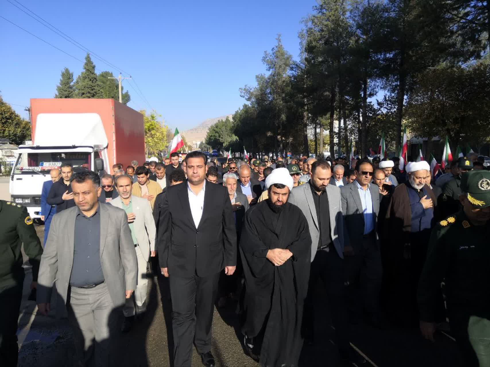 به گزارش روابط عمومی فرمانداری شهرستان چرداول روز شنبه مورخ ۱۴۰۴/۰۹/۰۱ آئین تشییع پیکر مطهر شهید گمنام در شهر سرابله با حضور مسئولان و مردم  شهید پرور این دیار انجام گردید.