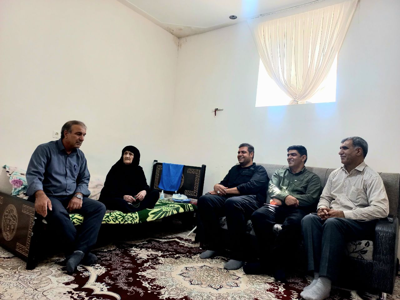 به گزارش روابط عمومی فرمانداری شهرستان چرداول روز شنبه ۱۷ مردادماه ۱۴۰۵، فرماندار شهرستان چرداول، معاون سیاسی، رئیس بنیاد شهید و جمعی از مسئولان و کارشناسان، با حضور در منزل مادر شهید والامقام دوستعلی باوندی با ایشان دیدار و گفت‌وگو کردند.  محمد گراوند فرماندار شهرستان چرداول در این دیدار با گرامیداشت یاد و خاطره شهدا و تجلیل از مقام شامخ ایثارگران، اظهار داشت: شهدا حق بزرگی بر گردن همه ما به‌ویژه مسئولان دارند و خدمت به خانواده‌های معظم شهدا و ایثارگران و پیگیری مسائل و مشکلات آنان وظیفه‌ای ارزشمند و مسئولیتی خطیر است.  وی افزود: شهدا برای دفاع از اسلام، انقلاب و میهن از جان خویش گذشتند و خانواده‌های معظم آنان نیز با صبر، استقامت و فداکاری، همواره پشتیبان نظام و انقلاب اسلامی بوده‌اند.  در پایان این دیدار، با اهدای لوح تقدیر، از مادر شهید والامقام دوستعلی باوندی تجلیل به عمل آمد.  روابط عمومی فرمانداری شهرستان چرداول
