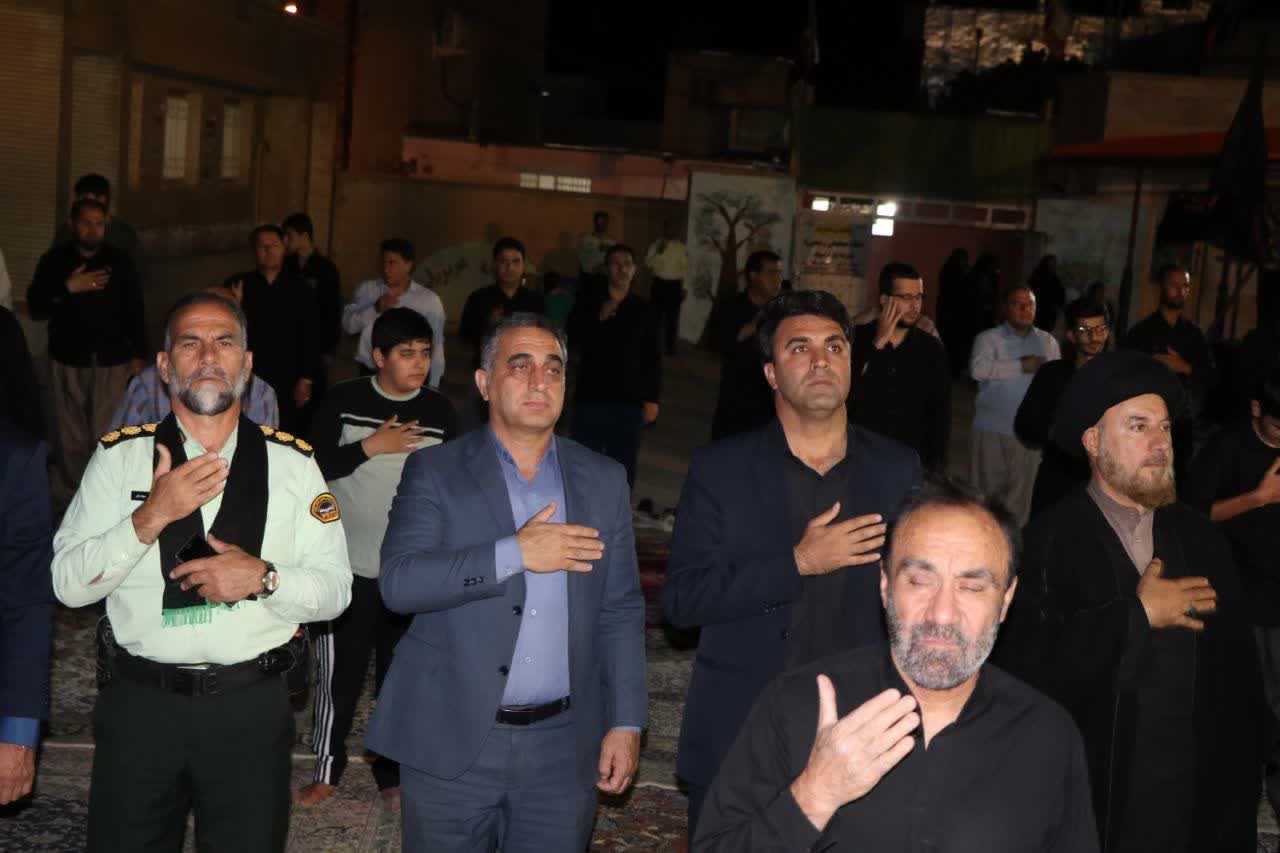 حضور فرماندار  و امام جمعه ملکشاهی در شب هفتم محرم  عباس شیخی، فرماندار شهرستان ملکشاهی، در کنار مردم عزیز و با حضور امام جمعه شهرستان وجمعی از مسئولین شهرستان، در مراسم عزاداری سید و سالار شهیدان شرکت و در میان عزاداران حسینی حضور یافتند. 🖤  حضور در میان مردم، در این ایامِ پربرکت، نه تنها یک تکریم است، بلکه فرصتی برای هم‌دلی و هم‌بستگی با مِهرِ مردم و یادآوری آموزه‌های والای امام حسین (ع) در مسیر عدالت و حق‌طلبی است.  آرامشِ این شب‌ها، در اشکِ مخلصان و در پیوند با مردم رقم می‌خورد. 🙏  روابط عمومی فرمانداری شهرستان ملکشاهی  اخبار رسمی ملکشاهی را اینجا دریافت کنید 👇 https://eitaa.com/malekshahi_news  @malekshahi_news