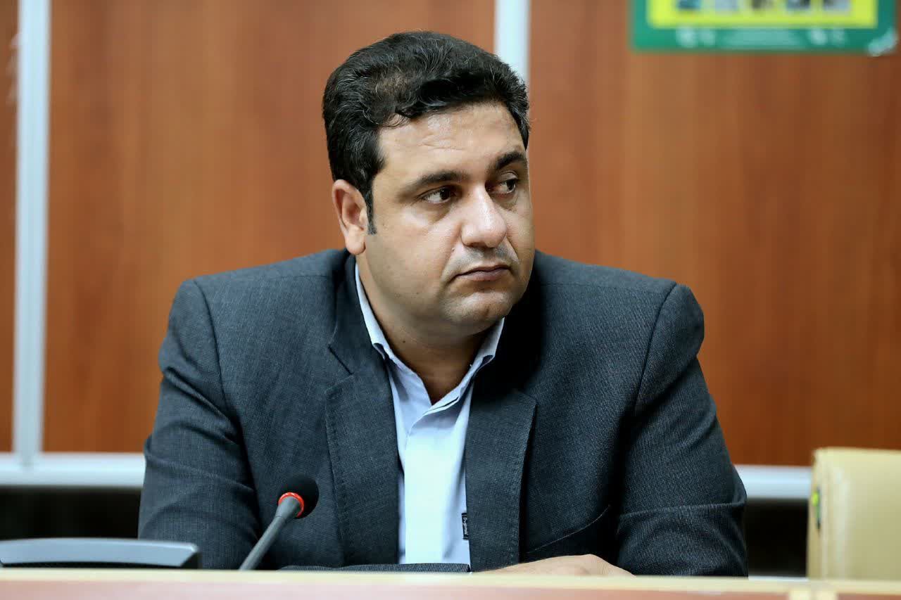 پیام فرماندار به مناسبت روز خبرنگار پیام تبریک فرماندار شهرستان چرداول به مناسبت ۱۷ مرداد روز خبرنگار بسم الله الرحمن الرحیم ۱۷ مردادماه، روز پاسداشت تلاشهای خستگیناپذیر خبرنگارانی است که با عشق، تعهد و مسئولیتپذیری، پرچم آگاهیبخشی و تنویر افکار عمومی را بر دوش دارند. روزی که بهانهای است برای قدردانی از زحمات بیوقفه اصحاب رسانه، خبرنگاران شریف و فعالان فضای مجازی که همواره در خط مقدم اطلاعرسانی، امیدآفرینی و روشنگری جامعه حضور دارند. اینجانب ضمن گرامیداشت یاد و خاطره خبرنگار شهید «محمود صارمی» و شهدای عرصه اطلاعرسانی، روز خبرنگار را به تمامی خبرنگاران، نویسندگان، مدیران رسانهها و فعالان فضای مجازی تبریک عرض مینمایم و از تلاشهای ارزنده این عزیزان در انعکاس واقعیتها، تبیین دستاوردهای نظام، مطالبهگری و نقشآفرینی در توسعه فرهنگی و اجتماعی منطقه قدردانی مینمایم. امید است در سایه الطاف الهی، همواره در مسیر رشد آگاهی عمومی، اعتلای فرهنگ و پیشرفت جامعه، موفق و مؤید باشید. محمد گراوند فرماندار شهرستان چرداول