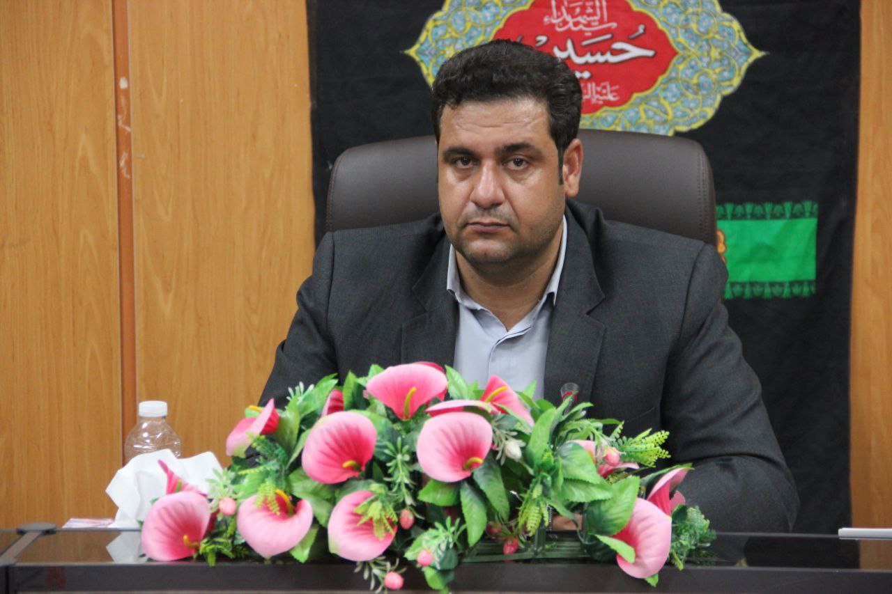 به گزارش روابط عمومی فرمانداری شهرستان چرداول، محمد گراوند فرماندار شهرستان به مناسبت فرارسیدن ۲۶ مردادماه، سالروز بازگشت غرورآفرین آزادگان سرافراز به میهن اسلامی، پیامی صادر کرد. متن پیام به شرح زیر است:  بسمه تعالی بیست و ششم مردادماه یادآور بازگشت غرورآفرین آزادگان سرافراز به میهن عزیز اسلامی است؛ بزرگانی که اسوه‌های ماندگار صبر، استقامت و ایمان بوده و با شجاعت و ایستادگی خود، دشمن بعثی را به ستوه آوردند. آزادگان با تکیه بر ایمان راسخ خویش، رنج جانکاه اسارت را تحمل کردند و در برابر همه سختی‌ها، پایبند به اسلام و ایران باقی ماندند. بی‌شک امنیت و عزت امروز کشور مرهون رشادت‌های شهدا، جانبازان، ایثارگران و آزادگان سرافراز است. اینجانب ضمن گرامیداشت سالروز ورود آزادگان به میهن اسلامی و تجلیل از صبر و ایمان آنان، از درگاه خداوند متعال برای همه ملت ایران، به‌ویژه مردم شریف این دیار، سربلندی و سرافرازی مسئلت می‌نمایم.  محمد گراوند فرماندار شهرستان چرداول