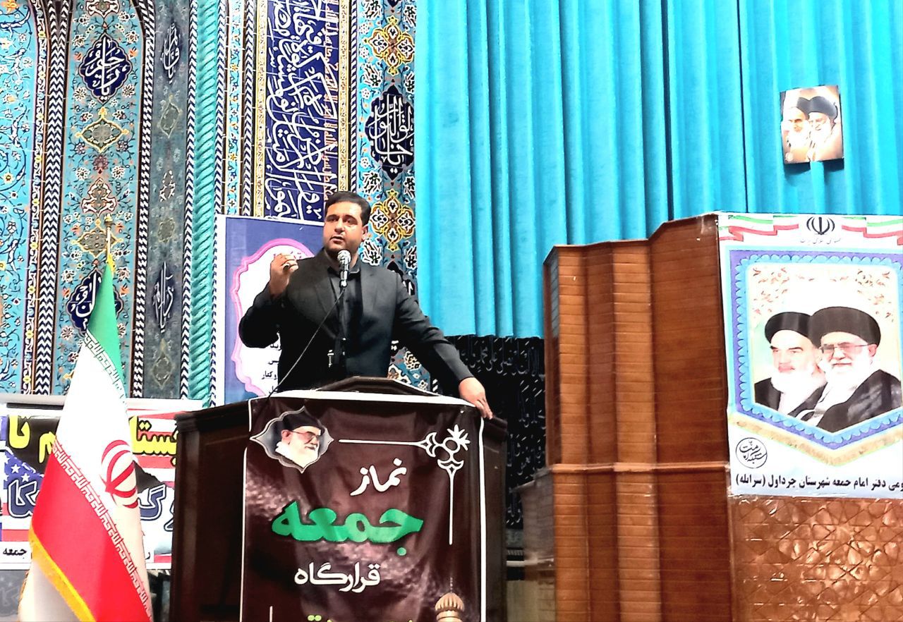 فرماندار چرداول: وحدت و خدمت به مردم اولویت مسئولان باشد  به گزارش روابط‌عمومی فرمانداری چرداول، روز جمعه (۷ شهریور ۱۴۰۴) پیش از اقامه نماز جمعه و به مناسبت هفته دولت، محمد گراوند فرماندار شهرستان چرداول در جمع نمازگزاران سخنرانی کرد.  وی ضمن گرامیداشت یاد و خاطره شهیدان دولت، با اشاره به انسجام مردم در دوران جنگ ۱۲ روزه تحمیلی گفت: «به برکت رهبری‌های داهیانه مقام معظم رهبری، نقشه‌های شوم دشمنان نقش بر آب شد و ملت ایران اسلامی در برابر استکبار ایستادگی کرده و حماسه آفرید.»  گراوند همچنین از تلاش دست‌اندرکاران مراسم اربعین تقدیر کرد و صداقت و شفافیت را وظیفه اصلی مسئولان دانست.  فرماندار چرداول در ادامه به تشریح مهم‌ترین اقدامات دولت در این شهرستان پرداخت که از جمله آن‌ها می‌توان به موارد زیر اشاره کرد:  بهسازی و توسعه محورهای جاده‌ای  ایجاد سایت‌های ارتباطی  افتتاح سالن‌های ورزشی و زمین‌های ورزشی در چند منطقه  ارتقای عدالت آموزشی با احداث و بهسازی  فضاهای آموزشی  احداث واحدهای مسکن   اصلاح و بهینه‌سازی شبکه برق و تأمین برق خانوارهای عشایری  اجرای پروژه‌های اقتصادی متنوع و...  وی افزود: «در هفته دولت امسال، ۲۴ پروژه عمرانی و اقتصادی با اعتباری بالغ بر ۹۲ میلیارد تومان به بهره‌برداری رسید و سایر پروژه‌ها نیز در مناسبت‌های مختلف افتتاح خواهند شد.» فرماندار چرداول با تأکید بر اینکه طبیعت متعلق به همه است و حفاظت از آن وظیفه‌ای همگانی محسوب می‌شود، از مردم، سازمان‌های مردم‌نهاد و دوستداران طبیعت که در مهار آتش‌سوزی‌ها با جان و دل تلاش کردند، قدردانی کرد. گراوند در پایان با تأکید بر ضرورت پرهیز از دعواهای سیاسی گفت: «امروز در شرایط جنگ ترکیبی قرار داریم؛ وحدت کلمه مطالبه مقام معظم رهبری است و مسئولان باید خدمت به مردم را معیار اصلی کار خود قرار دهند.»   https://t.me/farmandarichardavolilam