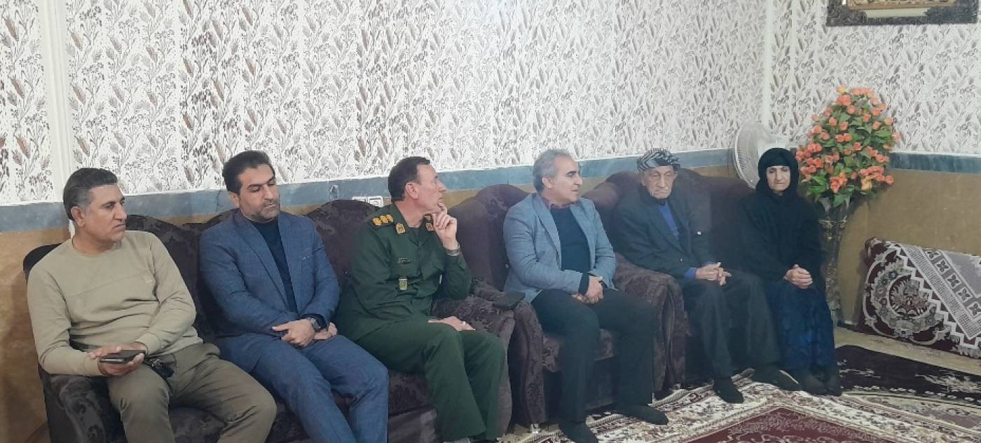 دیدار صمیمانه فرماندار ایوان با پدران شهیدان
