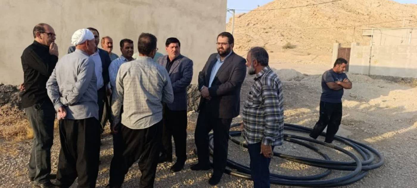 بازدید فرماندار شهرستان مهران از اجرای پروژه شبکه توزیع آب روستای سرتنگ زعفرانی