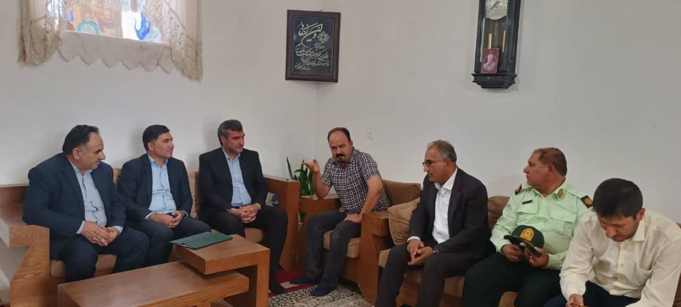  دیدار معاون هماهنگی امور اقتصادی استاندار ایلام و فرماندار هلیلان با خانواده شهدا