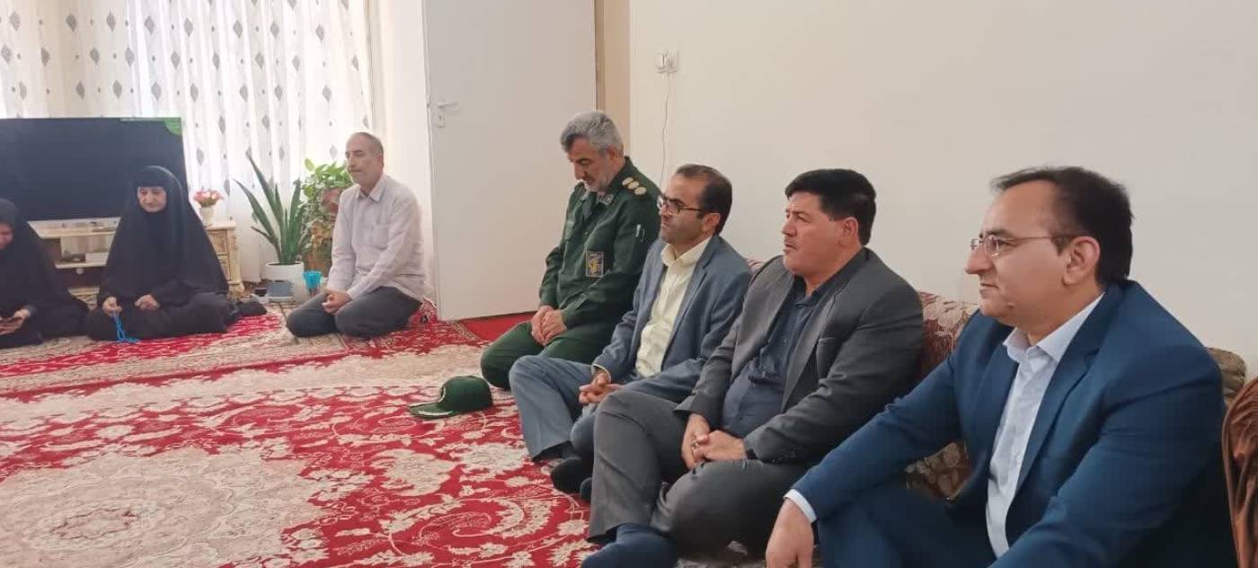  دیدار معاون سیاسی، امنیتی و اجتماعی استانداری ایلام با خانواده شهید و جانباز آزاده