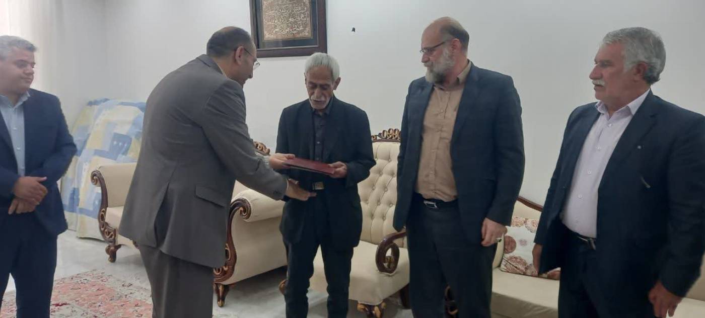  دیدار معاون توسعه مدیریت و منابع استانداری ایلام با جمعی از بازنشستگان استانداری و دستگاه‌های اجرایی