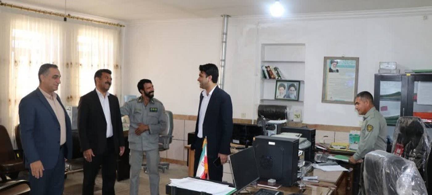 بازدید سرزده فرماندار ملکشاهی از ادارات شهرستان برای بررسی نحوه خدمات‌دهی