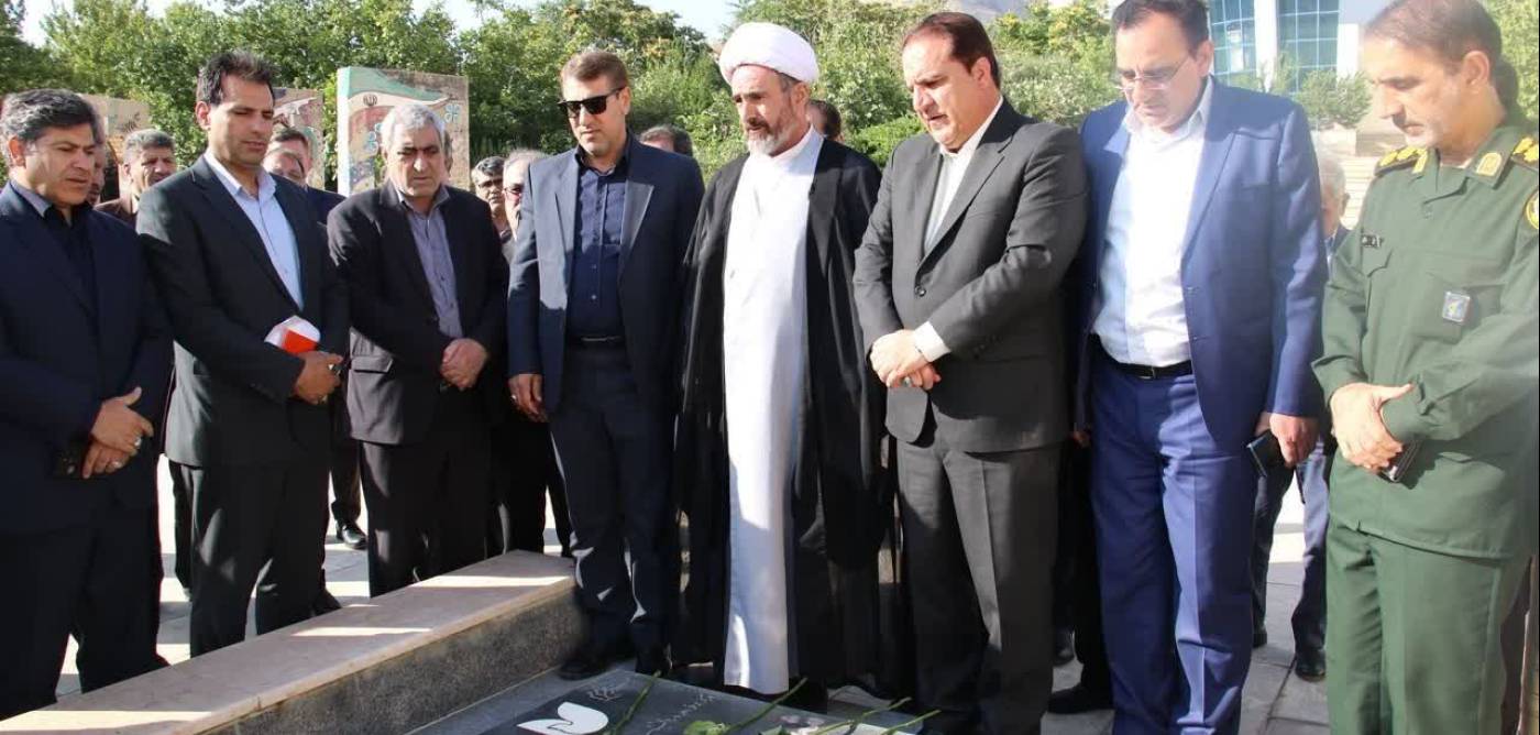 غبارروبی مزار شهدای گمنام دانشگاه ایلام همزمان با برگزاری آیین تجلیل از خبرنگاران