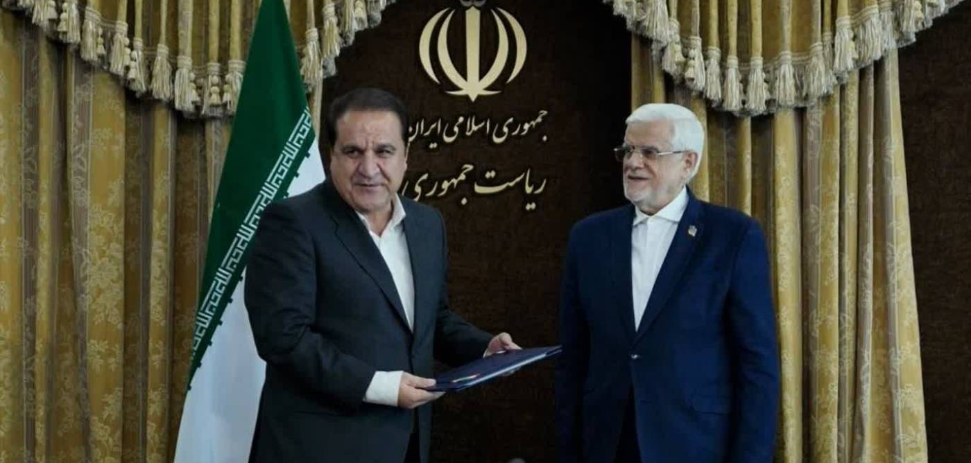 اهدای لوح تقدیر معاون اول رییس جمهور به احمد کرمی استاندار ایلام