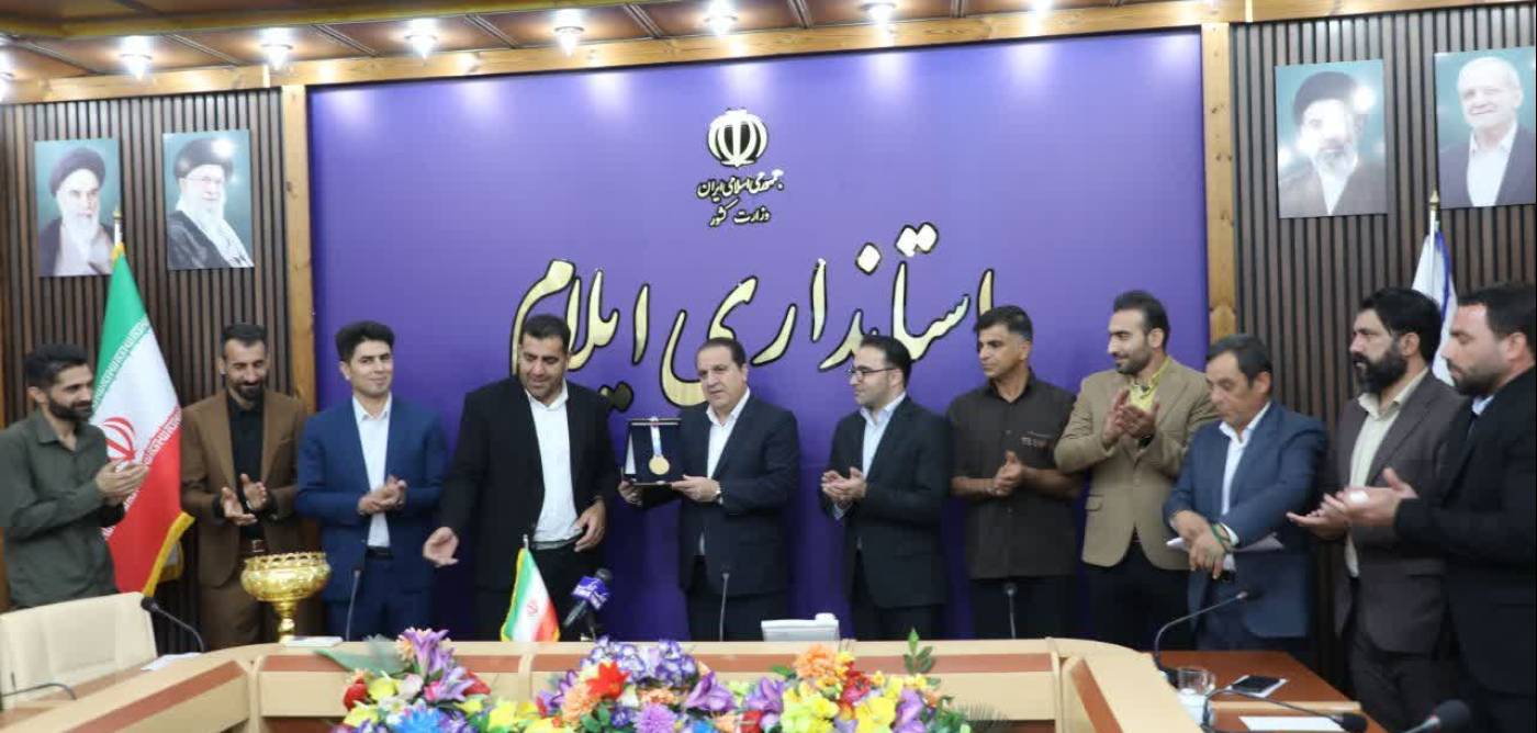  اهدای مدال و کاپ قهرمانی کشور توسط تیم فوتسال شوراهای اسلامی استان به استاندار ایلام و تقدیم آن به خانواده معظم شهید «محمدرضا خسروی»