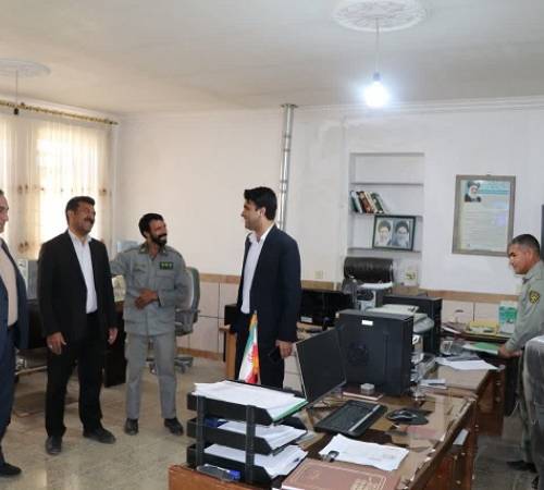 بازدید سرزده فرماندار ملکشاهی از ادارات شهرستان برای بررسی نحوه خدمات‌دهی