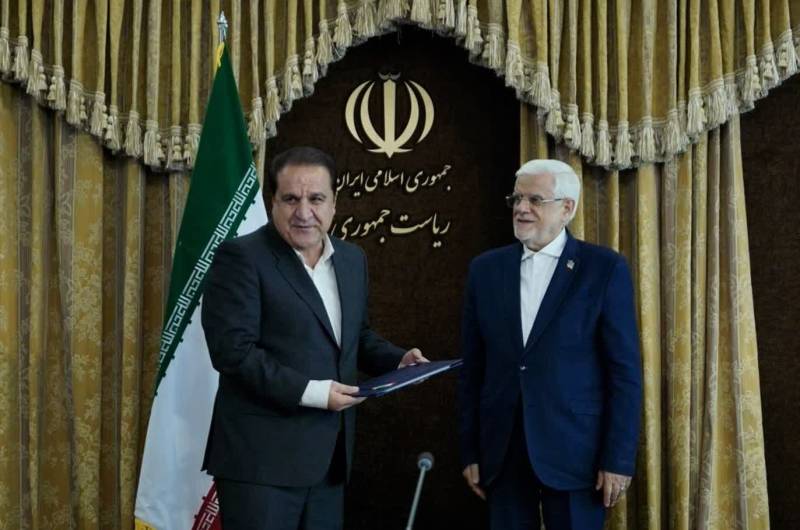 اهدای لوح تقدیر معاون اول رییس جمهور به احمد کرمی استاندار ایلام