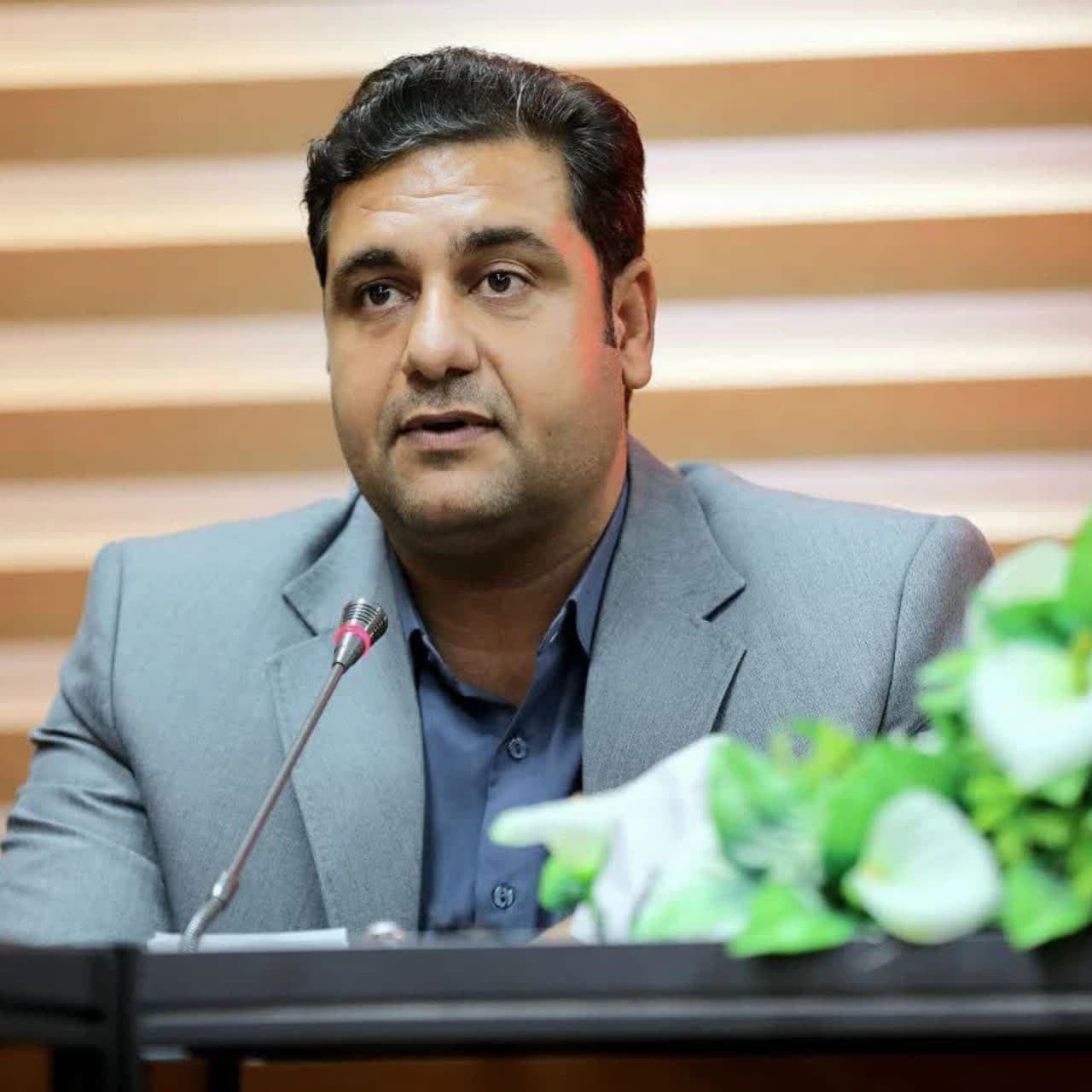 پیام تبریک فرماندار چرداول به مناسبت هفته دولت به گزارش روابط عمومی فرمانداری شهرستان چرداول فرماندار به مناسبت آغاز هفته دولت پیامی صادر نمود. متن پیام به شرح ذیل می باشد بسمه تعالی هفته دولت فرصت ارزشمندی است برای یادآوری تاریخ پرافتخار جمهوری اسلامی ایران، تجلیل از ایثار و فداکاری شهدا و دلسوزان نظام، و اعلام انزجار از دشمنان و منافقینی که با ترور ناجوانمردانه دو یار صدیق امام (ره) و انقلاب شهیدان والامقام محمدعلی رجایی رئیسجمهور وقت و محمدجواد باهنر نخستوزیر وقت در سال ۱۳۶۰ و دیگر شهدای گرانقدر، چهره خبیث خود را آشکار ساختند. شهیدان رجایی و باهنر، اسوههای ماندگار صداقت، خدمتگزاری و ایمان بودند و هفته دولت باید با تبیین دستاوردهای نظام مقدس جمهوری اسلامی و ایجاد شفافیت، زمینهساز امیدآفرینی در جامعه باشد. اینجانب ضمن گرامیداشت یاد و خاطره شهیدان رجایی و باهنر ، شهدای والامقام دولت و سایر شهدا ، فرارسیدن هفته دولت را تبریک عرض نموده و برای مردم شریف این دیار آرزوی توفیق، عزت و سربلندی دارم. همچنین از خداوند متعال نابودی دشمنان این مرز و بوم را مسئلت مینمایم. محمد گراوند فرماندار شهرستان چرداول