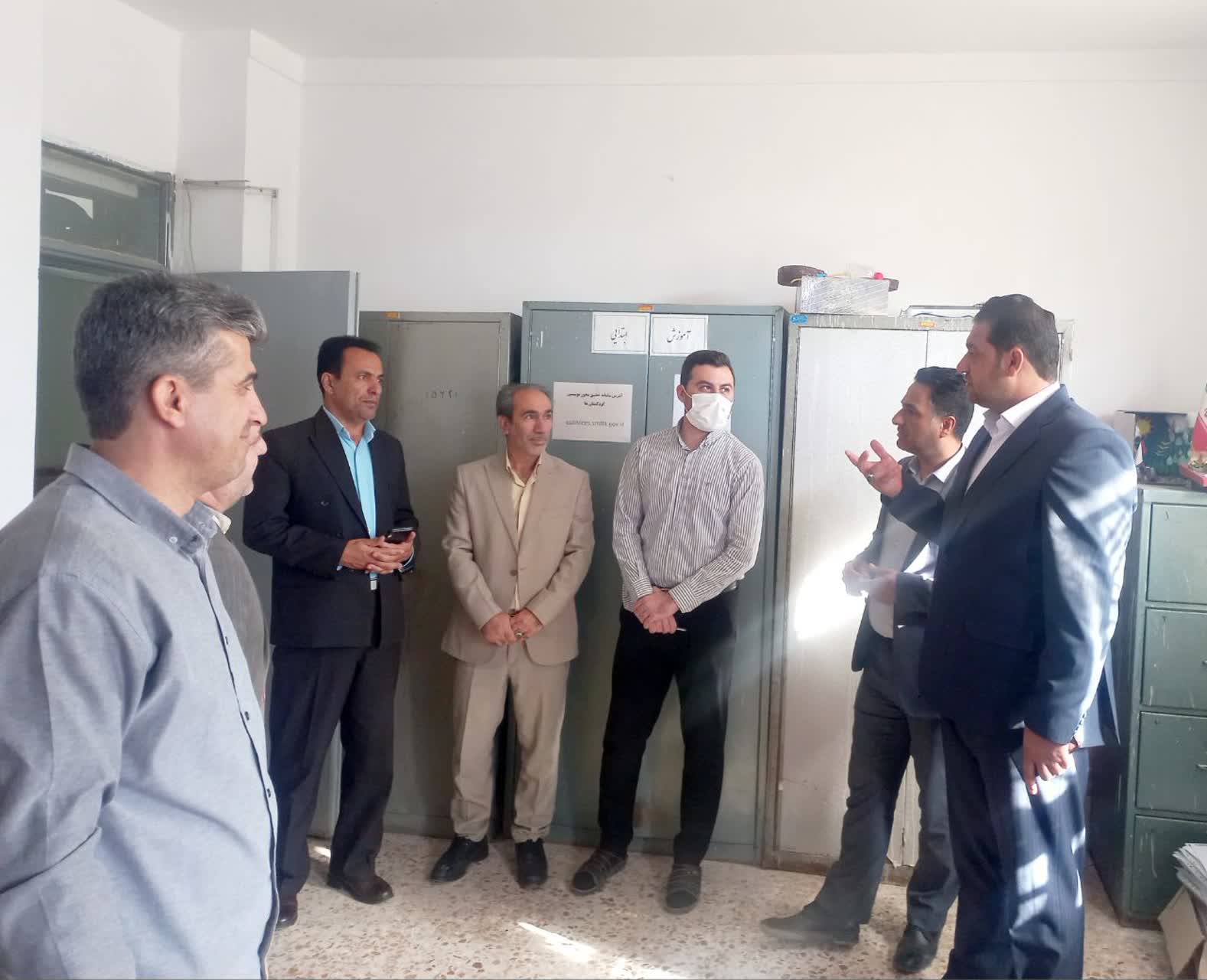 بازدید سرزده فرماندار چرداول از آموزش و پرورش  به گزارش روابط عمومی فرمانداری شهرستان چرداول، روز دوشنبه ۱۴ مهرماه ۱۴۰۴ بازدید سرزده‌  فرماندار شهرستان، معاون عمرانی فرمانداری و سایر کارشناسان از آموزش و پرورش انجام گرفت.  محمد گراوند فرماندار شهرستان چرداول در این بازدید با اشاره به مطالبات مردمی در حوزه آموزش و پرورش و اهمیت این نهاد در تعلیم و تربیت، فرهنگ‌سازی و توسعه، خواستار تکمیل و تجهیز مدارس، پاسخگویی و شفاف‌سازی امور شد.  وی همچنین بر ضرورت قانون‌مداری تأکید کرد و اعلام نمود که بازدیدهای سرزده و مستمر از دستگاه‌های مختلف در راستای خدمت به مردم و نظارت بر عملکرد ادارات در دستور کار قرار دارد.  روابط عمومی فرمانداری شهرستان چرداول  https://t.me/farmandarichardavolilam